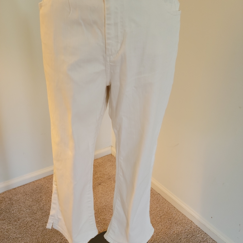 Chico's size 2.5 White denim crop pants